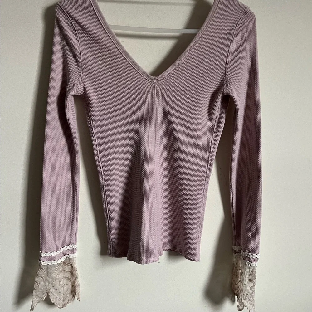 Free People Last Dance Soft Pink Thermal V Neck with Lace Sleeves Sz Small EUC